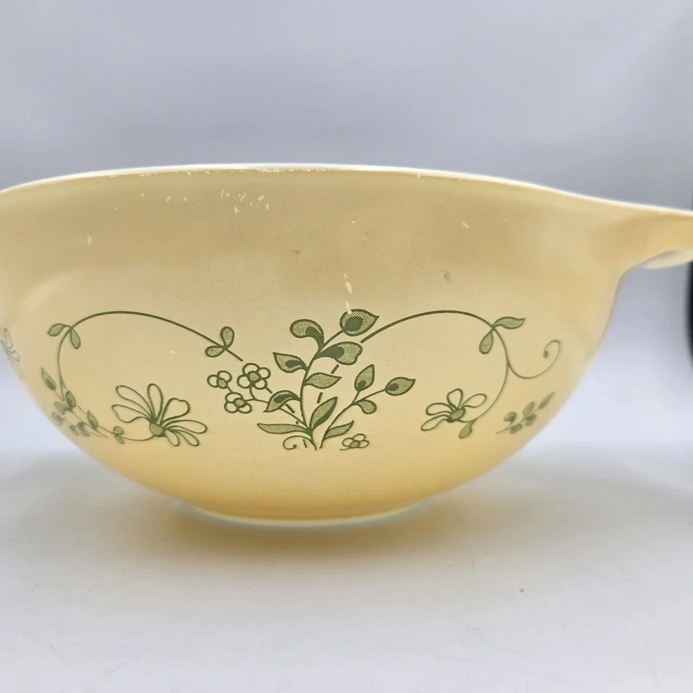 Vtg. Pyrex Shenandoah Cinderella Yellow & Green Nesting 2.5L Mixing Bowl #443